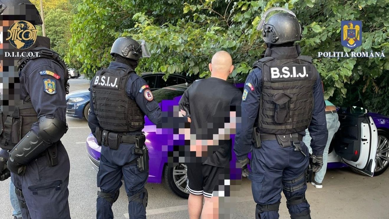 Vlad Obu, considerat apropiat al fratilor Tate, a fost ridicat de mascați/ Percheziții pentru destructurarea unui grup infracțional organizat, specializat în trafic de persoane/ Victimele, racolate prin metoda ”lover boy”