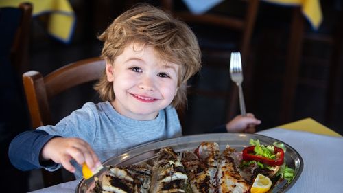Cum îi facem pe copii să mănânce pește? Trucuri validate de nutriționiști