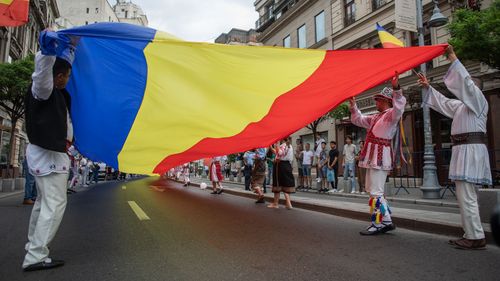 Pângărirea drapelului României, pedepsită cu amenzi de la 10.000 la 20.000 lei / Legea a fost adoptată de Parlament