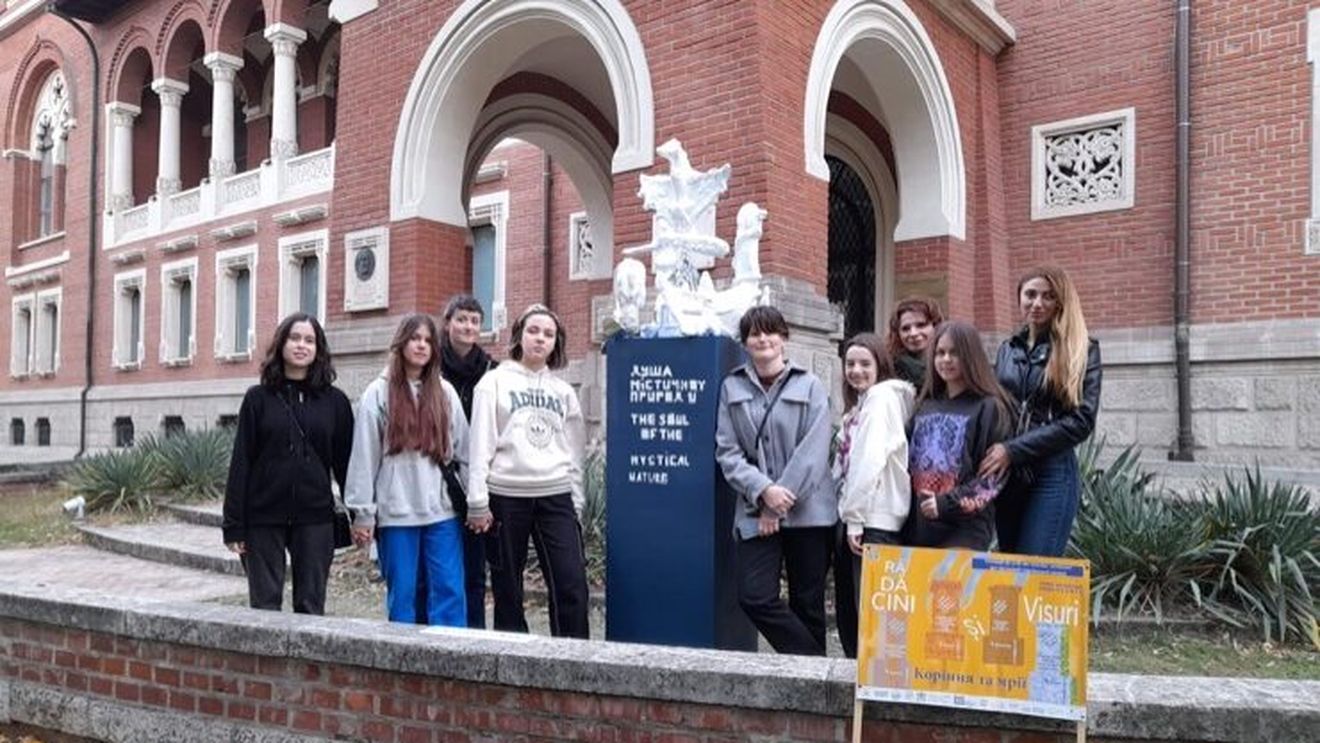 Patru monumente spun povestea adolescenților din Ucraina în cadrul proiectului „Open Museums Open Hearts”
