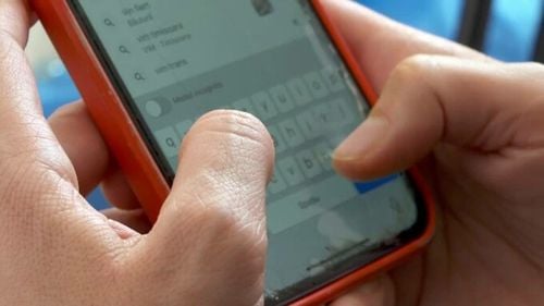 Tot mai mulți români își țin telefonul pe silențios. Psihologii explică de ce asta reduce stresul și crește productivitatea