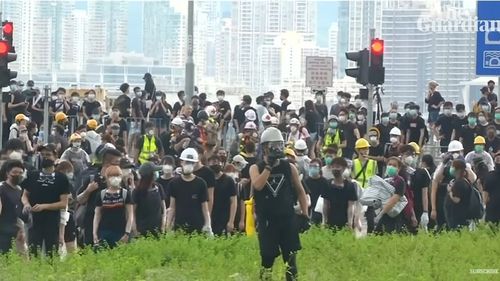 VIDEO Noi proteste în Hong Kong/ Un grup de protestatari a spart geamurile parlamentului și a forțat intrarea în clădire