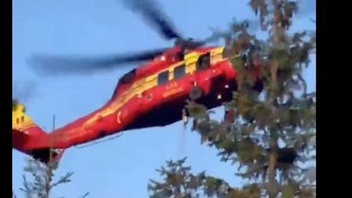 Incendiu de pădure în apropiere de Băile Olăneşti, într-o zonă greu accesibilă / Este aşteptată intervenţia unui elicopter