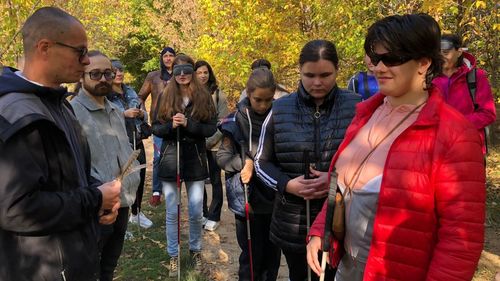 Tur ghidat pe nevăzute în Parcul Natural Văcăreşti / Participanții au experimentat senzaţia atingerii unor fosile de mamut sau au identificat specii de plante după parfum