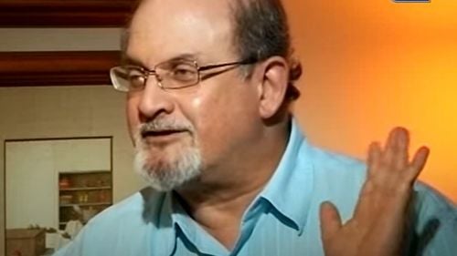 Salman Rushdie, un simbol al libertății de exprimare: „Mi-ar plăcea să joc fotbal cu fiul meu în parc. Viața obișnuită, banală, un vis de neatins pentru mine”