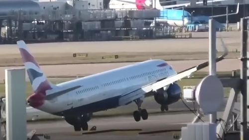 VIDEO Un avion British Airways, dezechilibrat de furtună la aterizare / Pilotul a reușit să decoleze din nou, în urma încercării eșuate de a opri avionul la sol