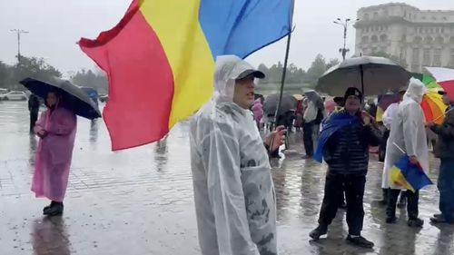 VIDEO În jur de 30 de persoane s-au adunat în Piața Constituției, scandând: „Călin Georgescu, președinte!” / Jandarmii au găsit un protestatar care avea asupra sa trei cuțite, un briceag și un pumnal