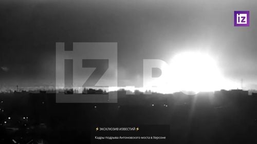 Izvestia a publicat o înregistrare video a exploziei care a distrus o porțiune a podului Antonovski, după retragerea rușilor din Herson