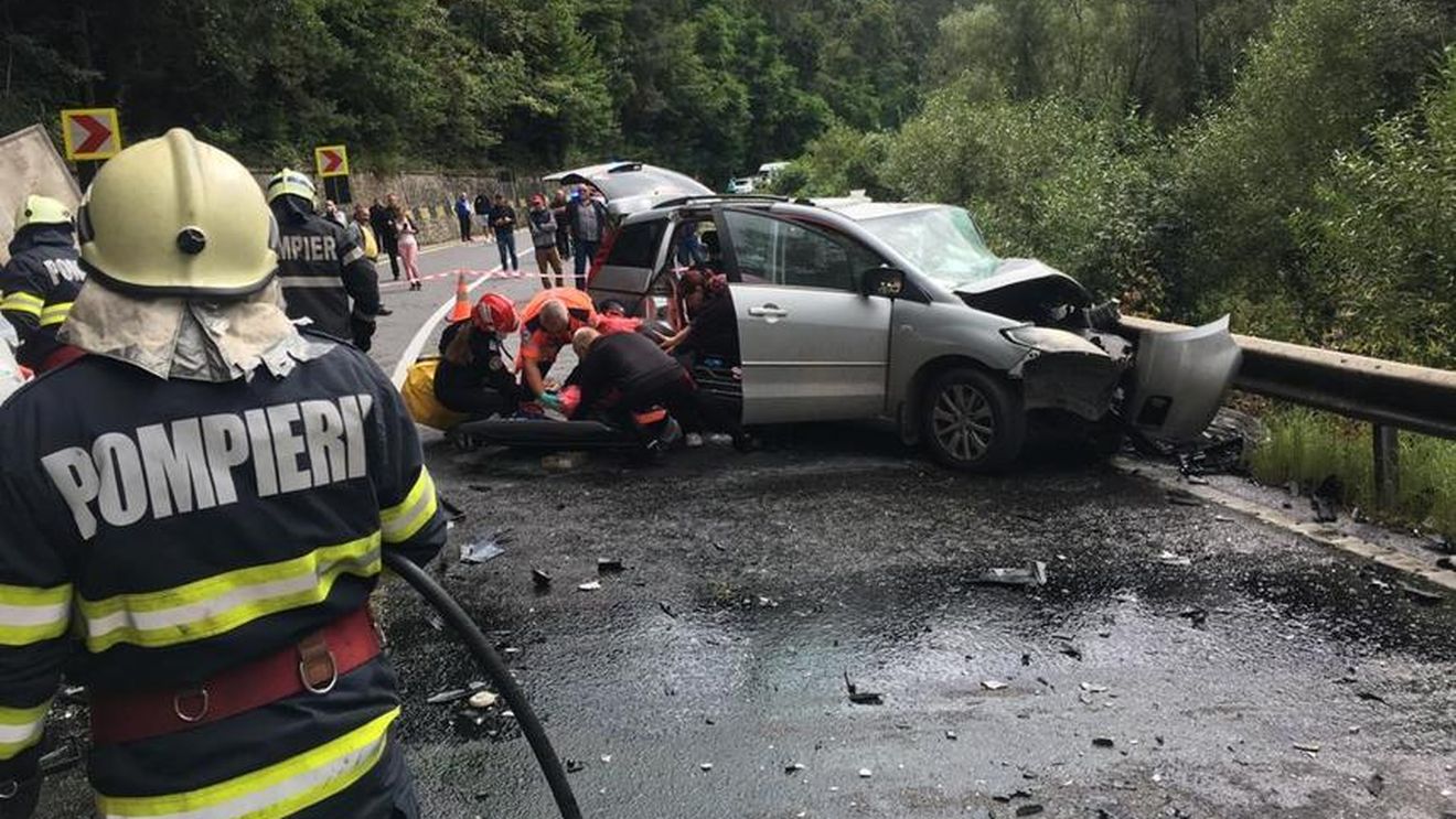 Accident cu 13 victime pe DN 15, unde o maşină şi un microbuz s-au ciocnit/ Traficul în zonă este blocat