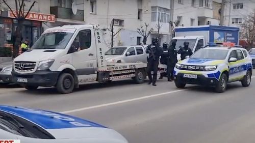 Nouă persoane implicate în bătaia de la Botoşani au fost reţinute pentru 24 de ore / Unul dintre bătăuși, internat pentru o expertiză care să stabilească dacă a avut discernământ