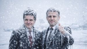 Festival pe rețele de socializare după ce Nicușor Dan a rămas blocat de zăpadă la Paris / Zeci de imagini îl prezintă pe președintele României în ipostaze comice