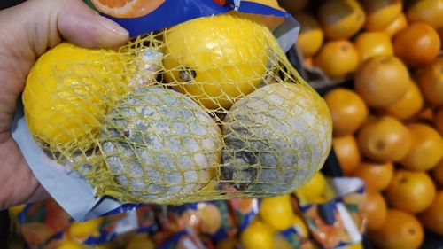 Amenzi de 6,3 milioane de lei după ce inspectorii ANPC au verificat 350 de magazine Auchan şi Penny