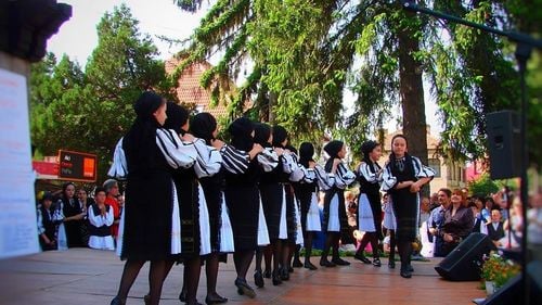 Festival folcloric la Novaci (Gorj), în weekend: „Urcatul oilor la munte” / Sunt invitate formații din 14 județe și din afara țării
