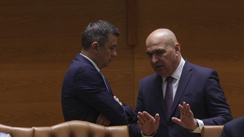 Ecuația bugetului se complică: Economii de 2,2 miliarde lei, cât costă pachetul de relansare economică, în pericol după ce reforma administrativă a fost atacată la CCR de Avocatul Poporului / PSD insistă și cu măsurile de solidaritate de 3,4 miliarde lei / Ședință a coaliției luni, după o săptămână de tensiuni