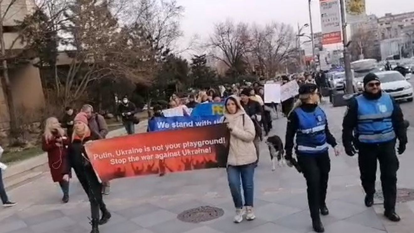VIDEO Zeci de persoane, la manifestaţia organizată la Bucureşti de Asociaţia "21 Decembrie 1989"/ Oamenii au scandat "Putin, criminal"
