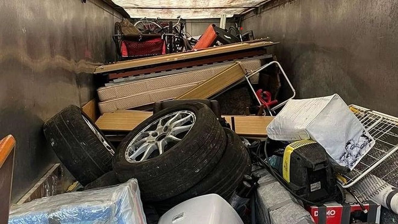 Bărbat amendat cu 40.000 de lei pentru că a aruncat deşeuri auto pe un teren de lângă Slatina