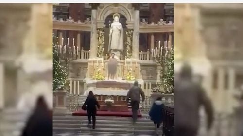 Un tânăr de 20 de ani, de origine nigerian, s-a dezbrăcat în Bazilica „Szent István” din Budapesta și s-a urcat apoi pe altar. El a fost arestat