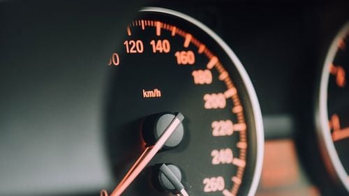 DOCUMENT Senatul vrea să cumpere 22 de limuzine pe benzină, de minimum 250 de cai putere/ Valoarea achiziției depășește un milion de euro