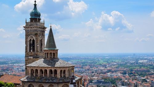 Un român de 44 de ani moare în Bergamo, în timp ce era la muncă, după ce s-a surpat un mal / Se angajase de la 1 octombrie / Sindicat: ”Facem apel la muncitori să raporteze orice situații periculoase sau nereguli pe care le găsesc pe șantiere”