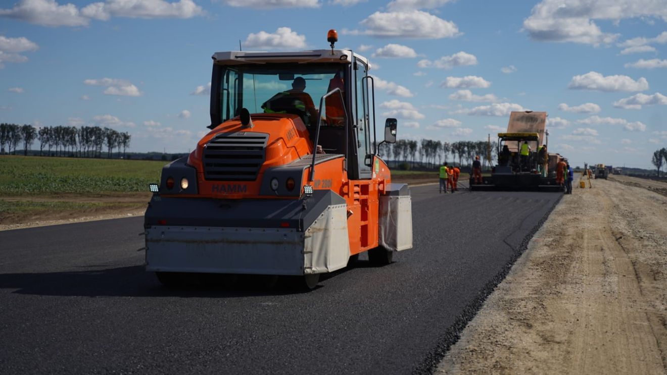 VIDEO Record UMB: Constructorul a asfaltat primii doi kilometri pe Autostrada București Nord la doar două luni de la intrarea în șantier. În lipsa conexiunii cu loturile 1 și 3, CNAIR a găsit soluția de avarie: descărcarea autostrăzii într-un Drum Județean