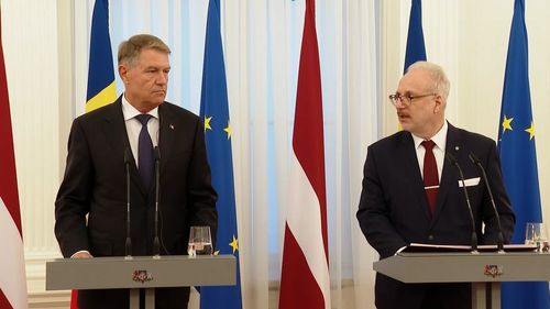 Preşedintele Iohannis, decorat de omologul leton / Cele două țări sărbătoresc 100 de ani de la deschiderea primei misiuni diplomatice
