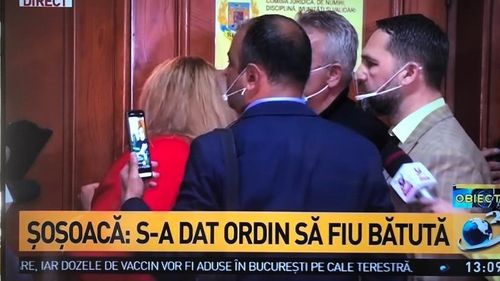 Comisia Juridică a Senatului i-a interzis accesul Dianei Șoșoacă pentru că refuză să poarte mască. Senatoarea forțează ușa cu piciorul și face scandal: Mi-a strivit picioru'