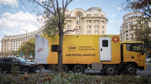 AUR anunță că spitalul mobil, inițiativa de campanie electorală, le face pacienților operații de cataractă