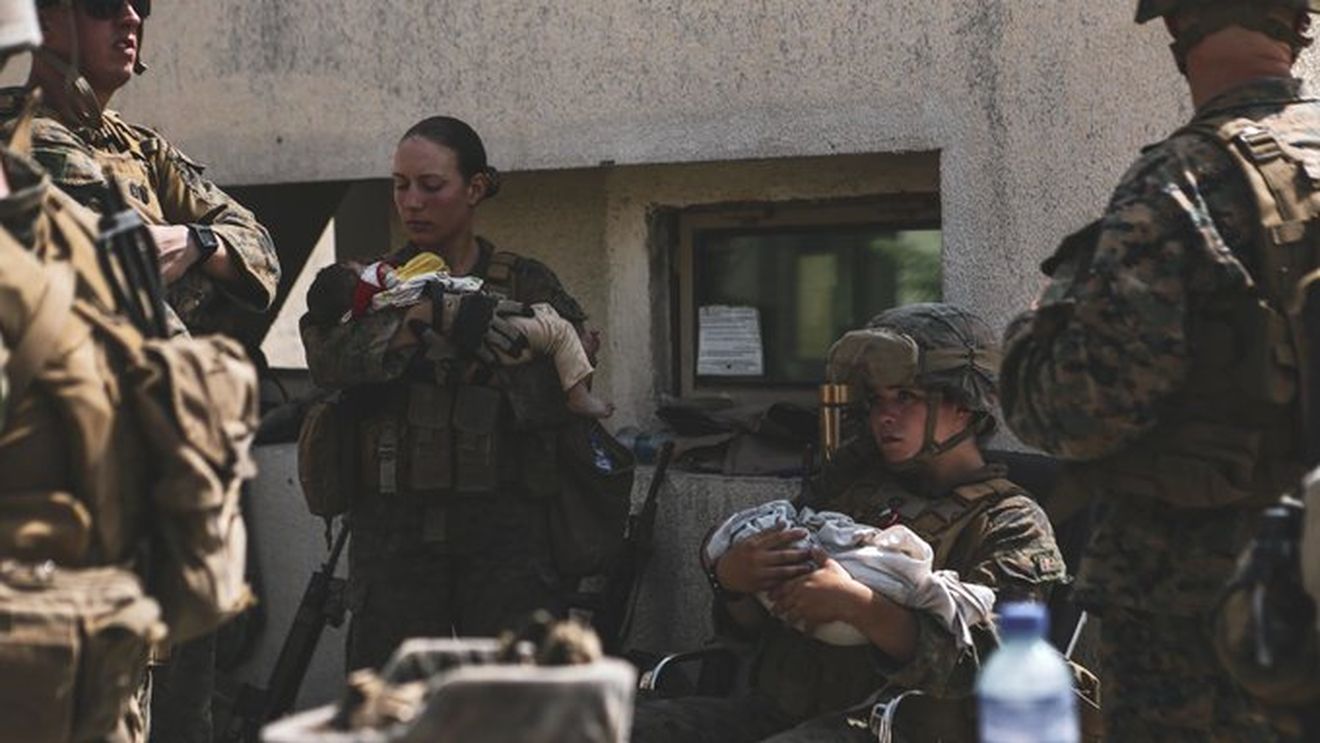Soldații americani uciși în atentatul de la Kabul aveau între 20 și 25 de ani / Printre ei, și o femeie care avea grijă de copii afgani
