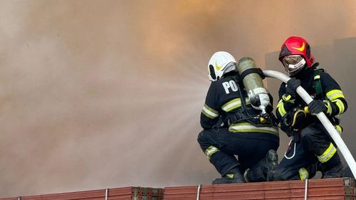 Incendiu puternic la două hale, din județul Suceava / Intervin pompieri din două judeţe