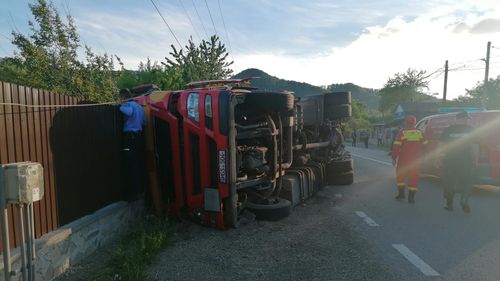 Un şofer grec, de 71 de ani, a murit într-o localitate din Dolj după ce s-a răsturnat cu TIR-ul pe care îl conducea
