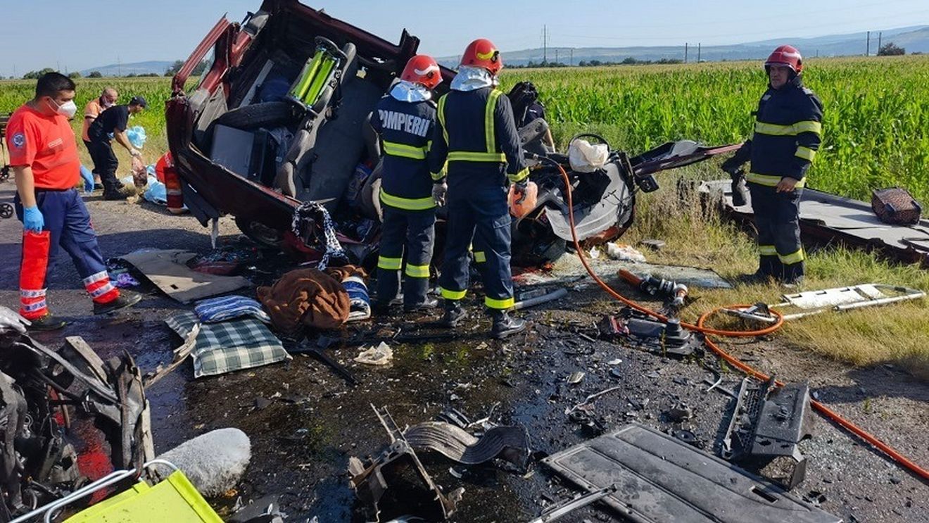 UPDATE VIDEO 7 persoane au murit și alte 5 au fost transportate la spital în accidentul din județul Bacău, între un microbuz și un autoturism