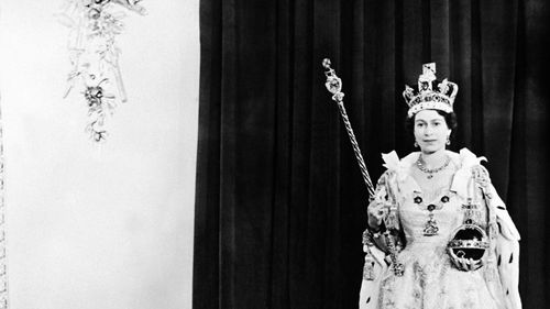 Palatul Buckingham va găzdui o expoziție dedicată garderobei Reginei Elisabeta a II-a în 2026