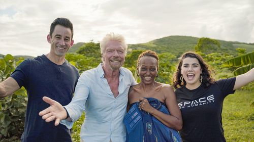 Virgin Galactic lansează joi primul său zbor de turism spaţial / Printre pasageri, un fost olimpic în vârstă de 80 de ani diagnosticat cu Parkinson / O mamă și fiica sa au câștigat locuri la o tragere la sorți