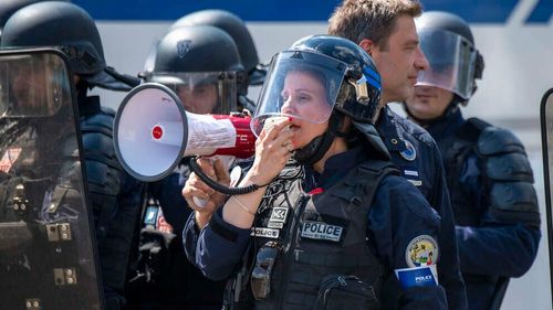 Franța, cea mai înaltă stare de alertă antiteroristă, după un atac care a avut loc la o școală iar un profesor a fost ucis / Macron a vizitat liceul Gambetta și a condamnat barbaria terorismului islamist