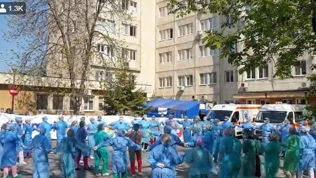 VIDEO Medicii și asistentele de la Spitalul de Infecțioase din Craiova au încins o horă pe melodia ”M-a făcut mama oltean” în curtea spitalului în semn de mulțumire pentru un pacient vindecat după 31 de zile