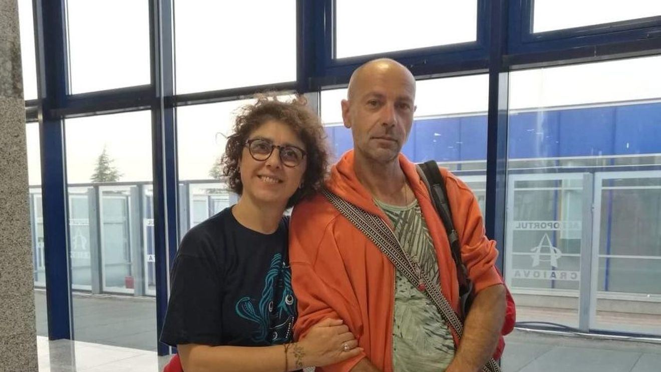 Italienii care au aterizat la Craiova, în loc de Cracovia, contactați de echipa Aeroportului / Cuplul vizitează locuri din România