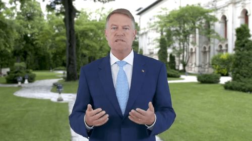Klaus Iohannis: Miracolul Învierii să ne întărească în credinţă şi să primim Lumina Sfântă cu speranţă şi iubire