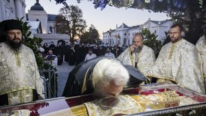 Pelerinajul religios de la Iaşi: Timpul de aşteptare la racla cu sfintele moaşte de la Catedrala Mitropolitană a ajuns la 20 de ore/ Rândul se întinde pe o lungime de peste şase kilometri