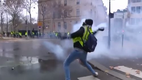 VIDEO Bilanțul violențelor de sâmbătă de la Paris: 133 de răniți, 412 reținuți. Guvernul ar putea institui starea de urgență