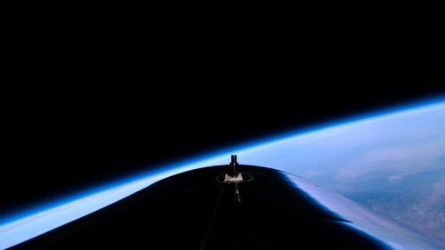 Compania Virgin Galactic a anunțat că a vândut din august până în prezent circa 100 de bilete pentru o călătorie în spațiu, la prețul de 450.000 de dolari fiecare