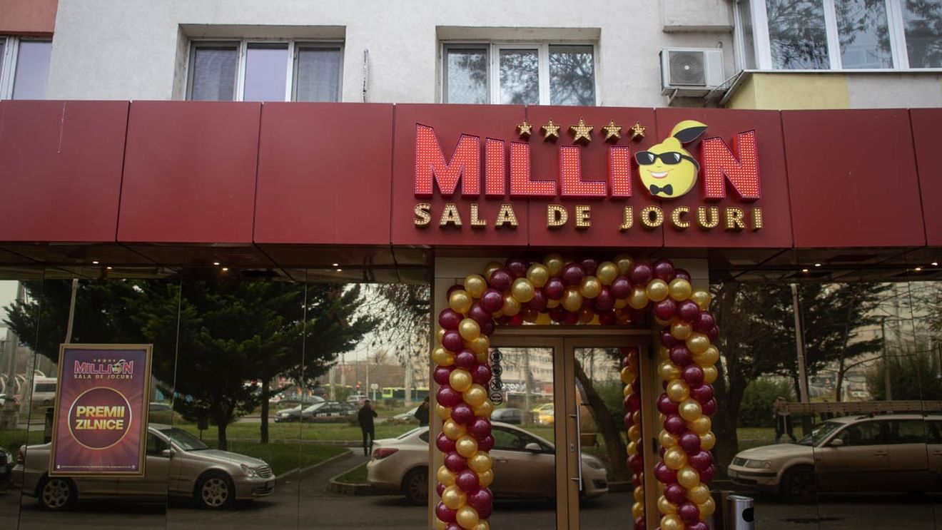 Păcănelele și sălile de jocuri de noroc, scoase în afara orașelor - propunere a premierului Ciolacu