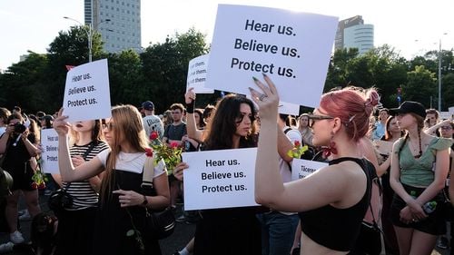 FOTO Circa trei mii de persoane participă la protestul din Piața Victoriei pentru protejarea femeilor, după cazul tinerei ucise în stradă: "Peste tot poliție, nicăieri justiție"