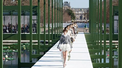 Cum a explorat Jonathan Anderson noua identitate Dior la Paris Fashion Week colecția Toamnnă-Iarnă 2026-2027