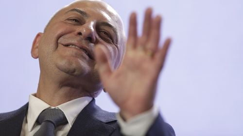 Cătălin Cîrstoiu retrage declarația că un jurnalist HotNews i-ar fi spus că-i pare rău că scrie o anchetă despre o posibilă incompatibilitate a sa, după ce publicația a prezentat schimbul de mesaje / „Omorâți-mă, asta e!” / Ce spune Ciolacu