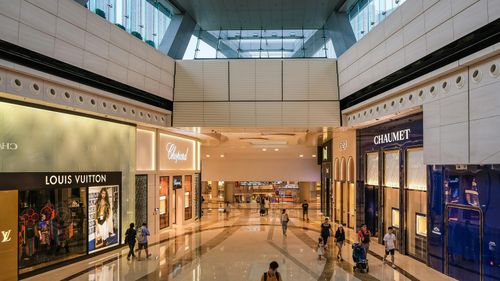 În spatele brandurilor se află un gigant din lumea business-ului / Cine sunt și ce branduri dețin LVMH, Kering, Richemont , PVH, Tapestry Inc., Capri Holdings și Prada S.p.A.