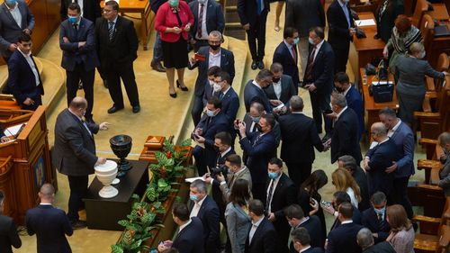 24 de lei meniul de prânz, prețul maxim pe care este dispus un deputat să-l plătească pentru ciorbă, felul doi și desert. Camera Deputaților încearcă încă o dată să concesioneze servirea mesei în regim de cantină