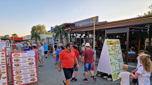 Proprietarii micilor magazine alimentare din staţiunile litoralului au protestat vineri faţă de acțiunile Protecţiei Consumatorilor