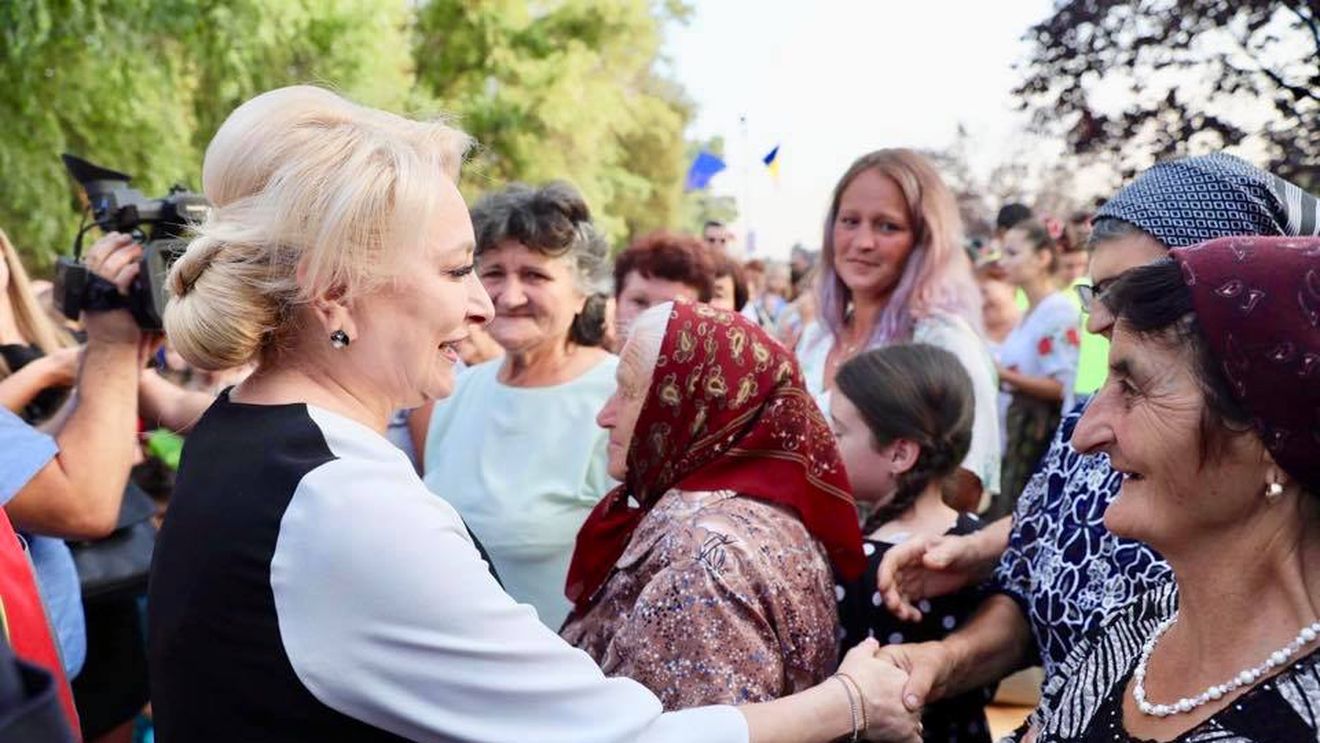 Viorica Dăncilă, după apariția cu broșa Chanel la iarmarocul din Bogați: ”Alături de fiecare român e crezul meu”