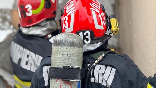 O femeie din Sângeorz-Băi a murit într-un incendiu care i-a cuprins apartamentul / 12 persoane de la etajele superioare ale blocului au fost evacuate