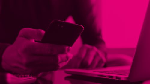 Telekom își avertizează clienții cu privire la atacurile cibernetice: ”Un malware circulă printr-un sms cu un link/ Acordați atenție aplicațiilor pe care le instalați în telefon”
